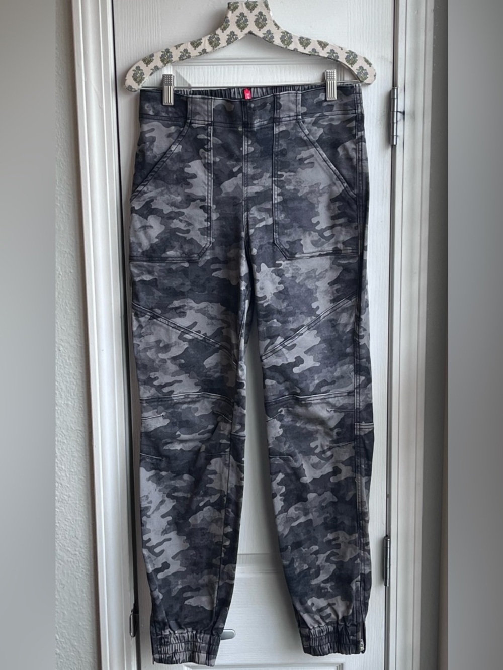SPANX Stretch Twill Cargo Jogger Blackwash Camo Women’s Size Medium